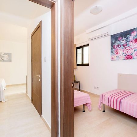Islet Promenade Seafront Family Apartment With 2 Balconies By Getawaysmalta セント・ポールズ・ベイ エクステリア 写真