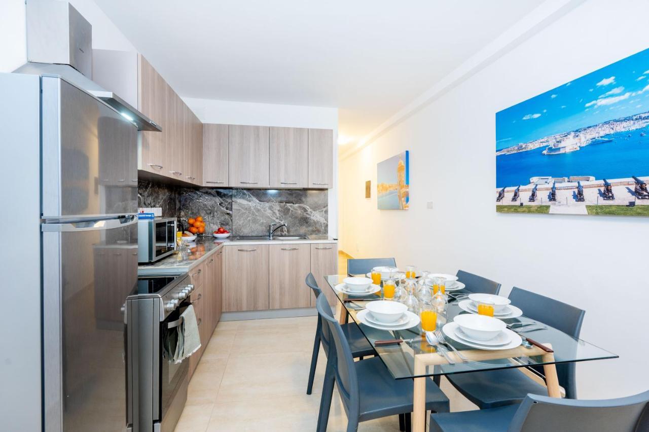 Islet Promenade Seafront Family Apartment With 2 Balconies By Getawaysmalta セント・ポールズ・ベイ エクステリア 写真