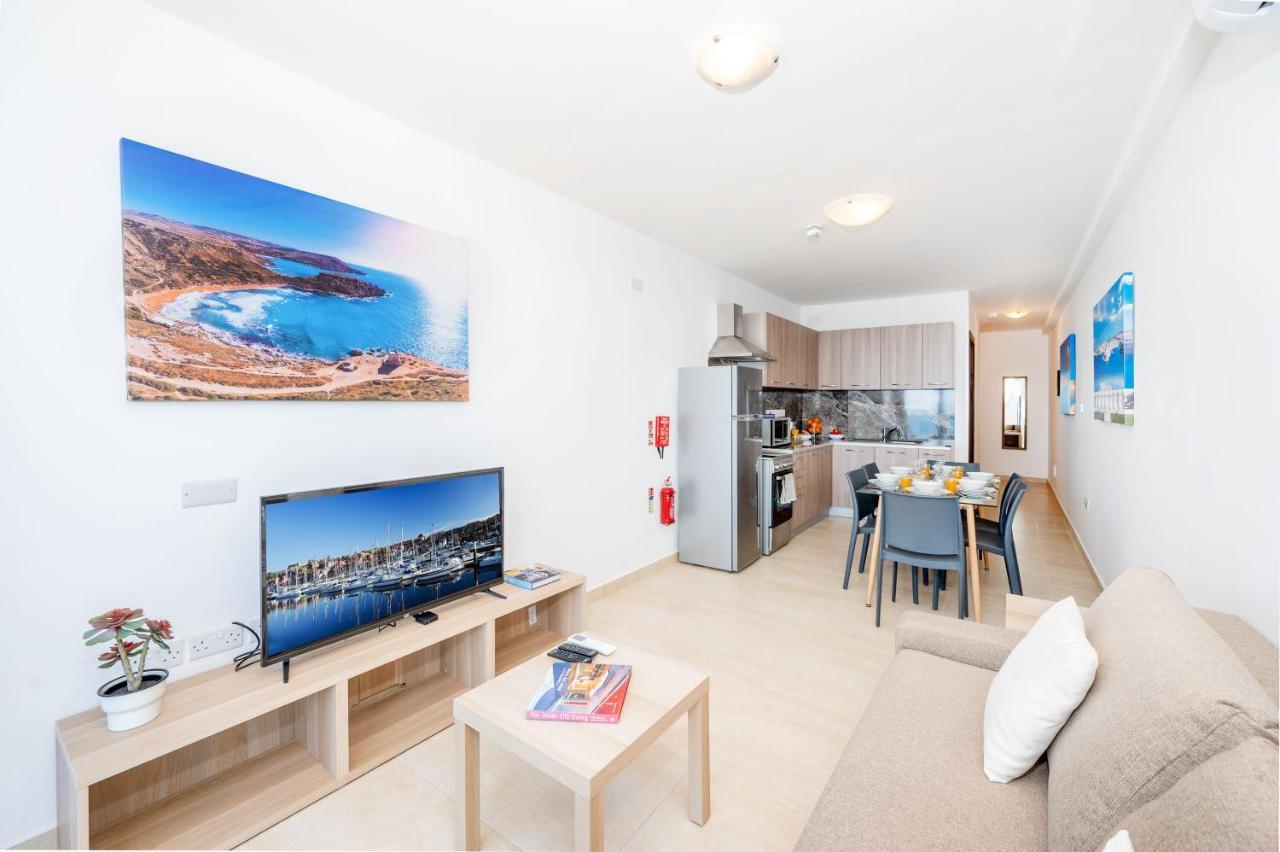 Islet Promenade Seafront Family Apartment With 2 Balconies By Getawaysmalta セント・ポールズ・ベイ エクステリア 写真