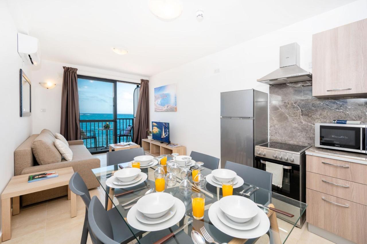 Islet Promenade Seafront Family Apartment With 2 Balconies By Getawaysmalta セント・ポールズ・ベイ エクステリア 写真