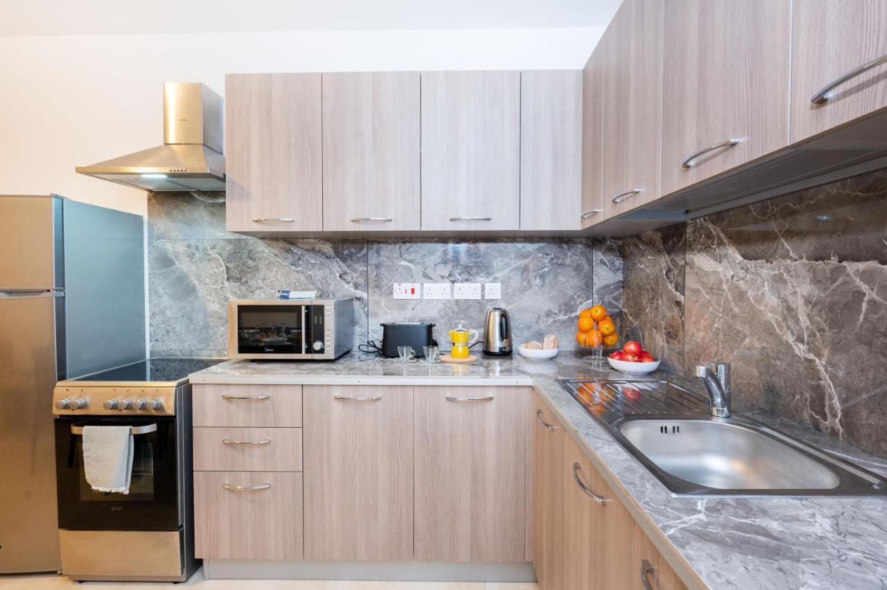 Islet Promenade Seafront Family Apartment With 2 Balconies By Getawaysmalta セント・ポールズ・ベイ エクステリア 写真