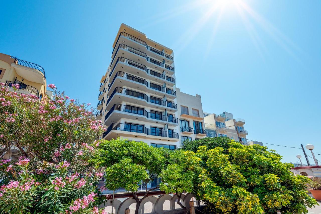 Islet Promenade Seafront Family Apartment With 2 Balconies By Getawaysmalta セント・ポールズ・ベイ エクステリア 写真