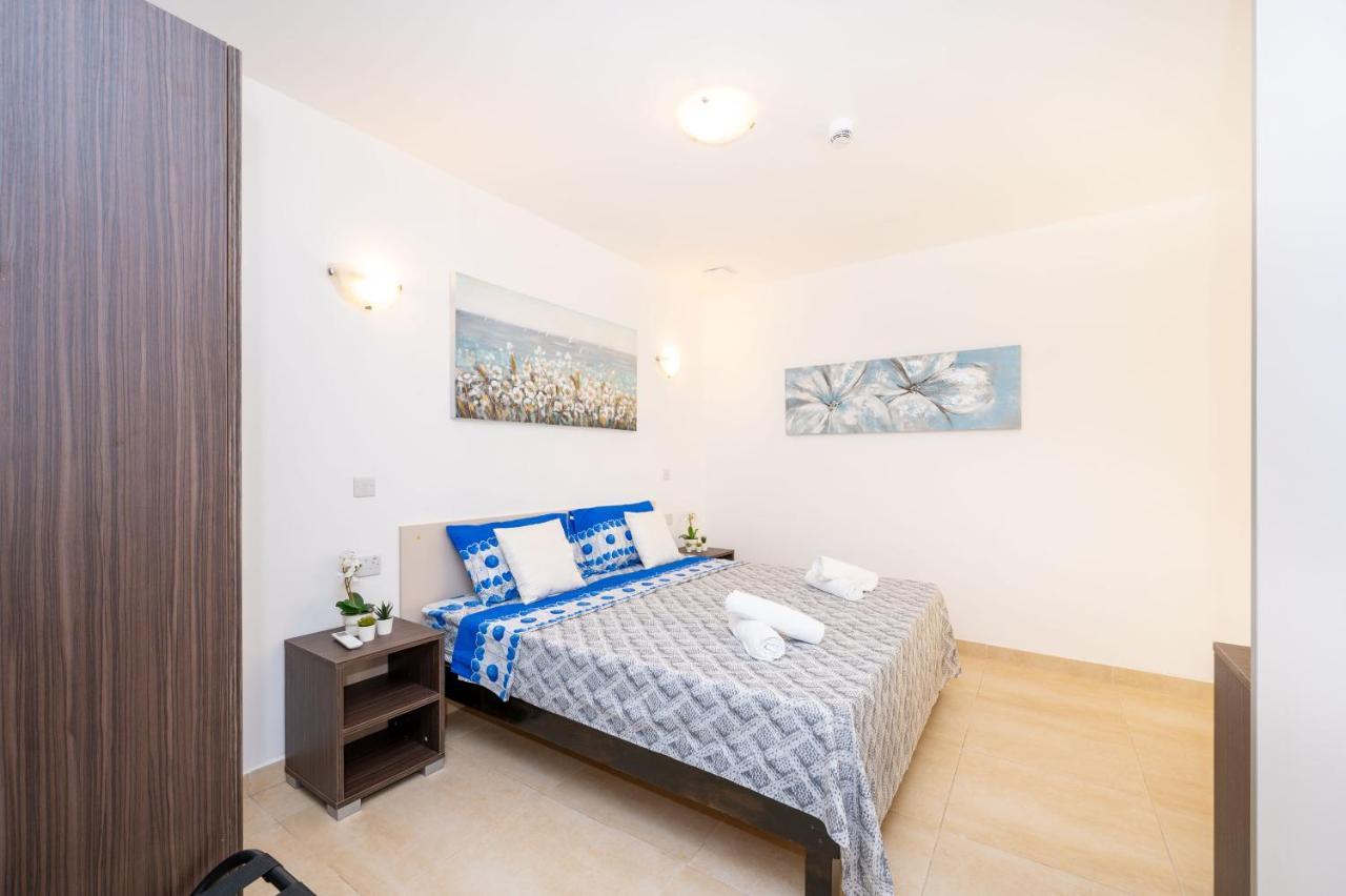 Islet Promenade Seafront Family Apartment With 2 Balconies By Getawaysmalta セント・ポールズ・ベイ エクステリア 写真