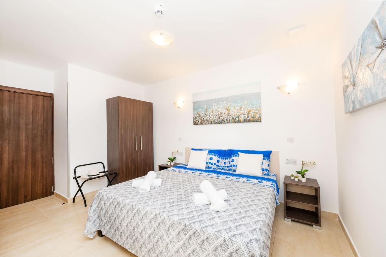 Islet Promenade Seafront Family Apartment With 2 Balconies By Getawaysmalta セント・ポールズ・ベイ エクステリア 写真