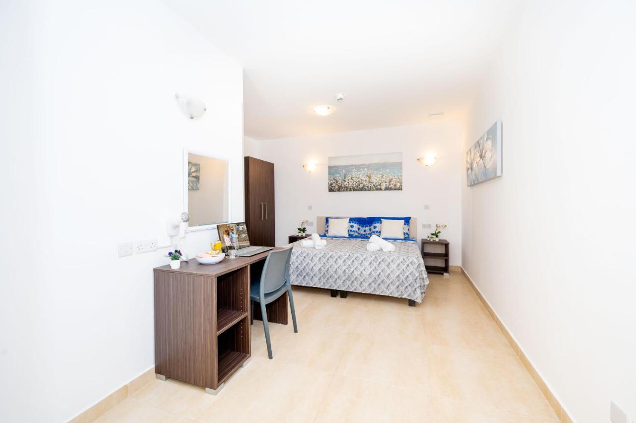 Islet Promenade Seafront Family Apartment With 2 Balconies By Getawaysmalta セント・ポールズ・ベイ エクステリア 写真