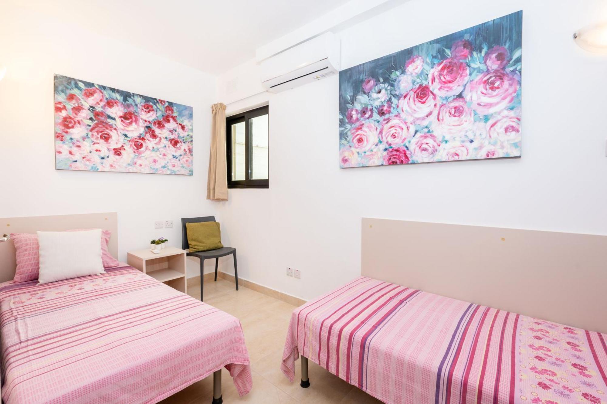 Islet Promenade Seafront Family Apartment With 2 Balconies By Getawaysmalta セント・ポールズ・ベイ エクステリア 写真