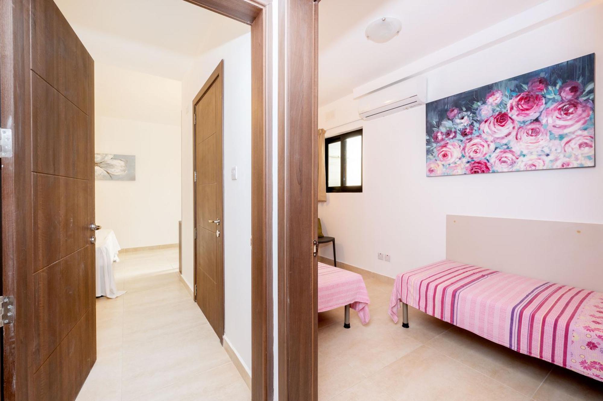 Islet Promenade Seafront Family Apartment With 2 Balconies By Getawaysmalta セント・ポールズ・ベイ エクステリア 写真