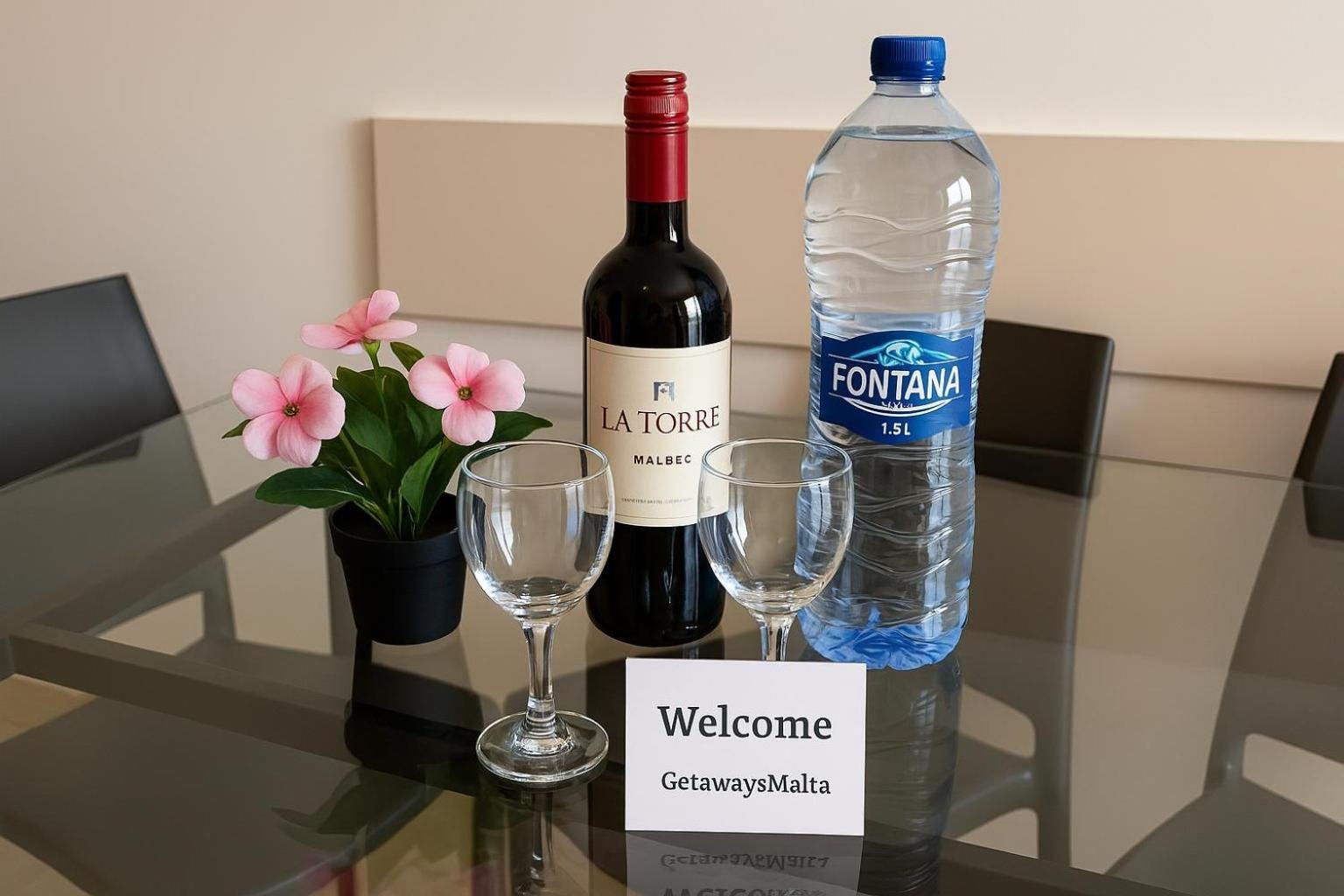 Islet Promenade Seafront Family Apartment With 2 Balconies By Getawaysmalta セント・ポールズ・ベイ エクステリア 写真