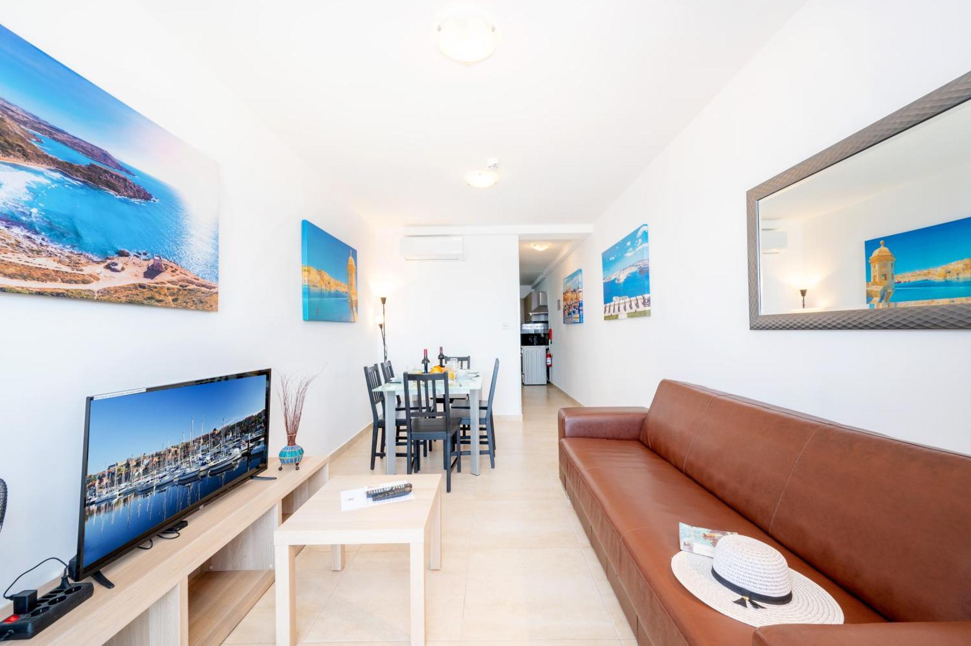 Islet Promenade Seafront Family Apartment With 2 Balconies By Getawaysmalta セント・ポールズ・ベイ エクステリア 写真