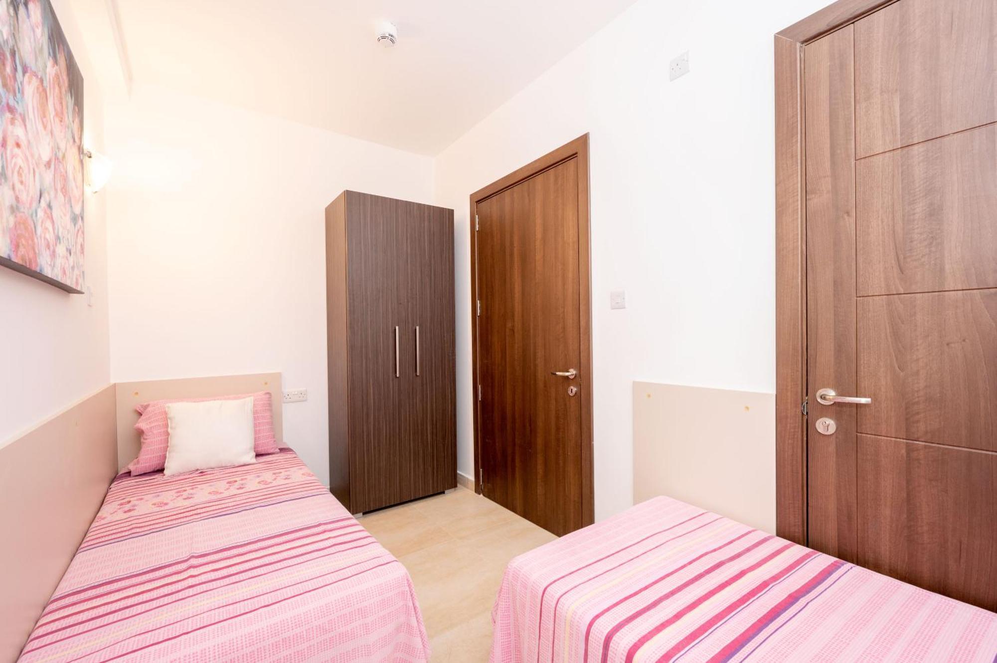 Islet Promenade Seafront Family Apartment With 2 Balconies By Getawaysmalta セント・ポールズ・ベイ エクステリア 写真