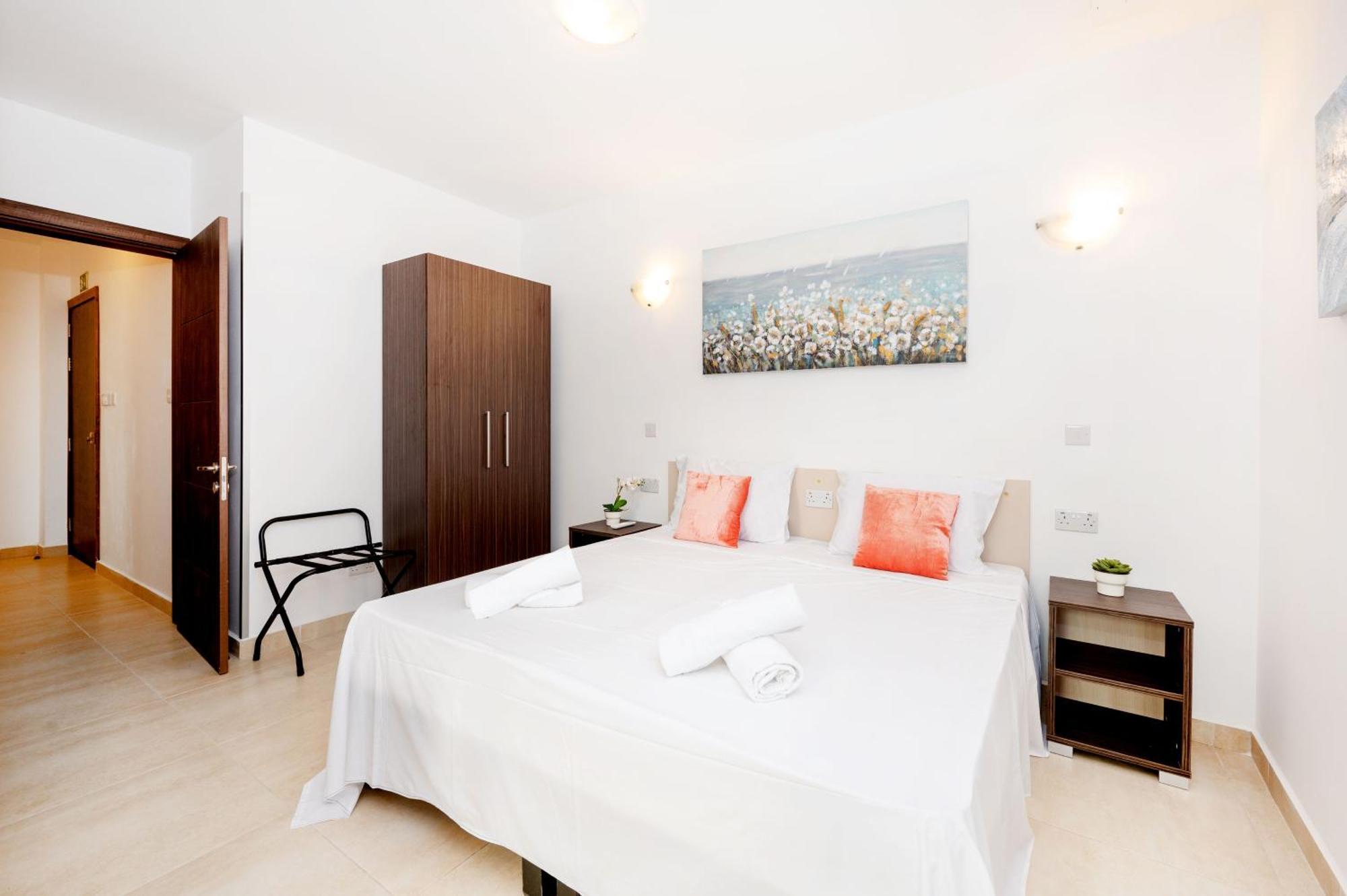 Islet Promenade Seafront Family Apartment With 2 Balconies By Getawaysmalta セント・ポールズ・ベイ エクステリア 写真