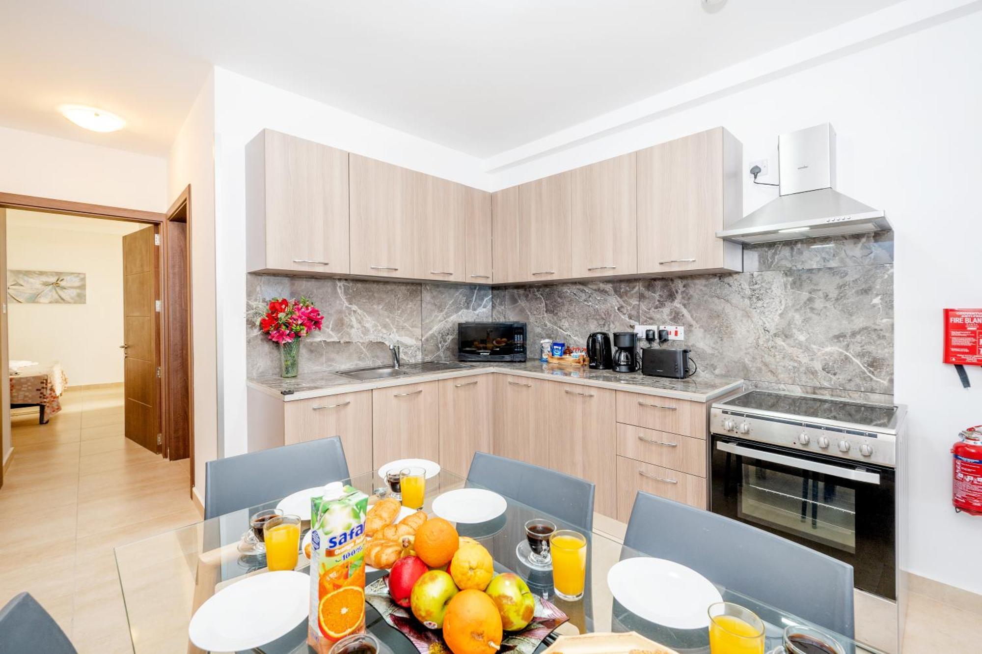 Islet Promenade Seafront Family Apartment With 2 Balconies By Getawaysmalta セント・ポールズ・ベイ エクステリア 写真