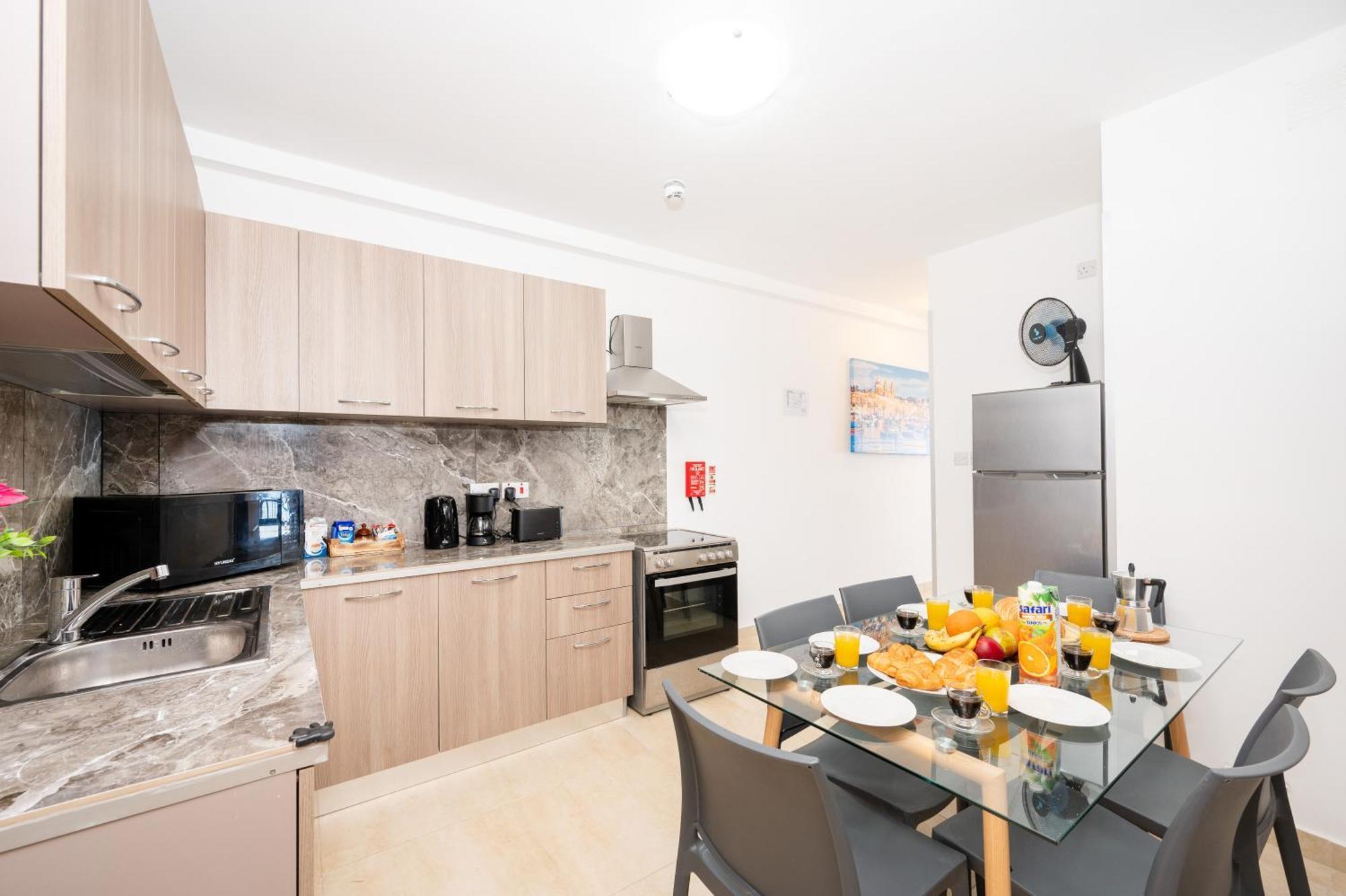 Islet Promenade Seafront Family Apartment With 2 Balconies By Getawaysmalta セント・ポールズ・ベイ エクステリア 写真