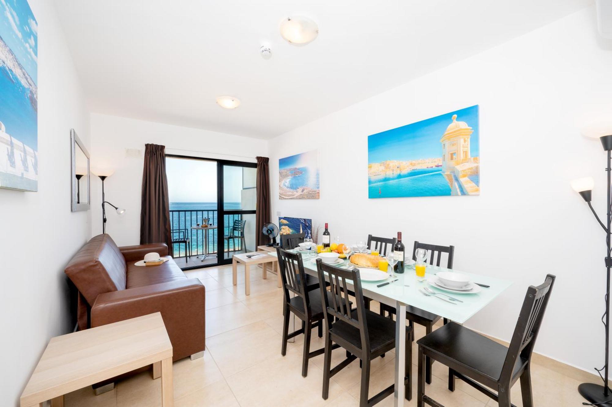 Islet Promenade Seafront Family Apartment With 2 Balconies By Getawaysmalta セント・ポールズ・ベイ エクステリア 写真