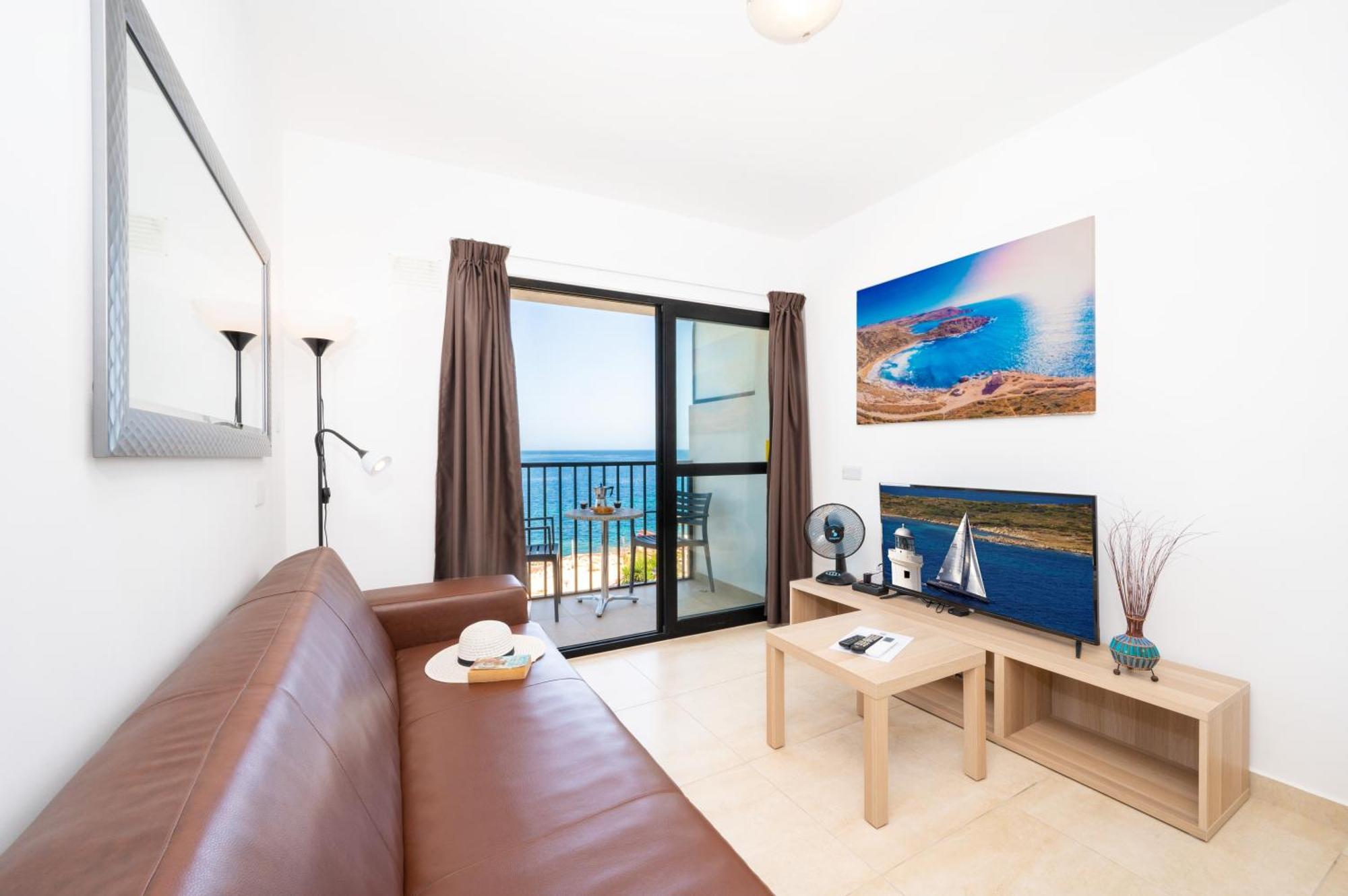 Islet Promenade Seafront Family Apartment With 2 Balconies By Getawaysmalta セント・ポールズ・ベイ エクステリア 写真