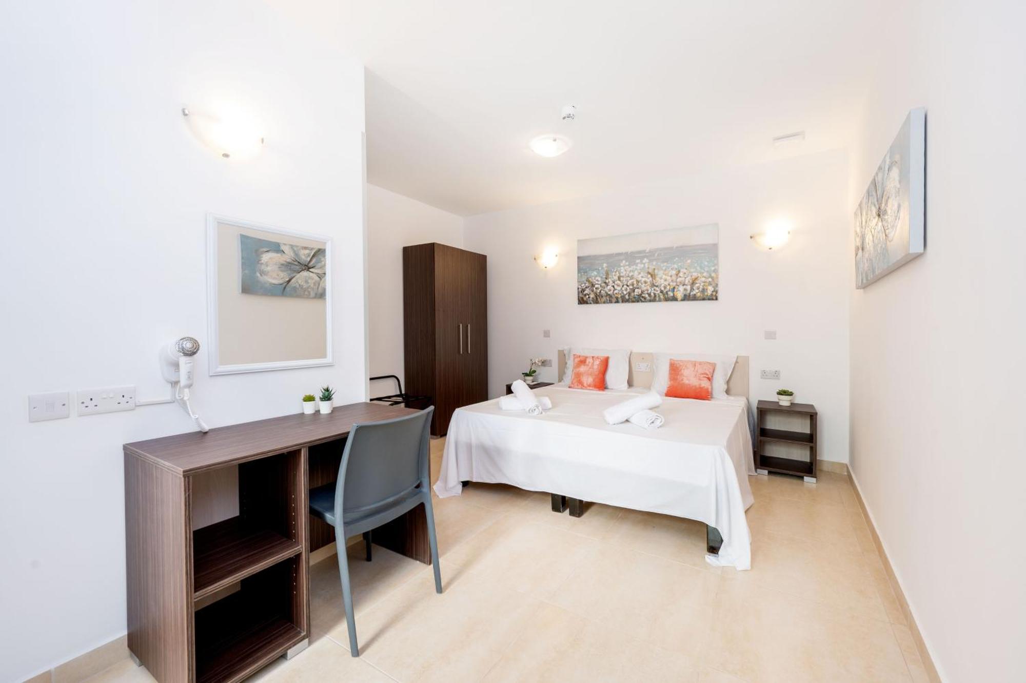 Islet Promenade Seafront Family Apartment With 2 Balconies By Getawaysmalta セント・ポールズ・ベイ エクステリア 写真