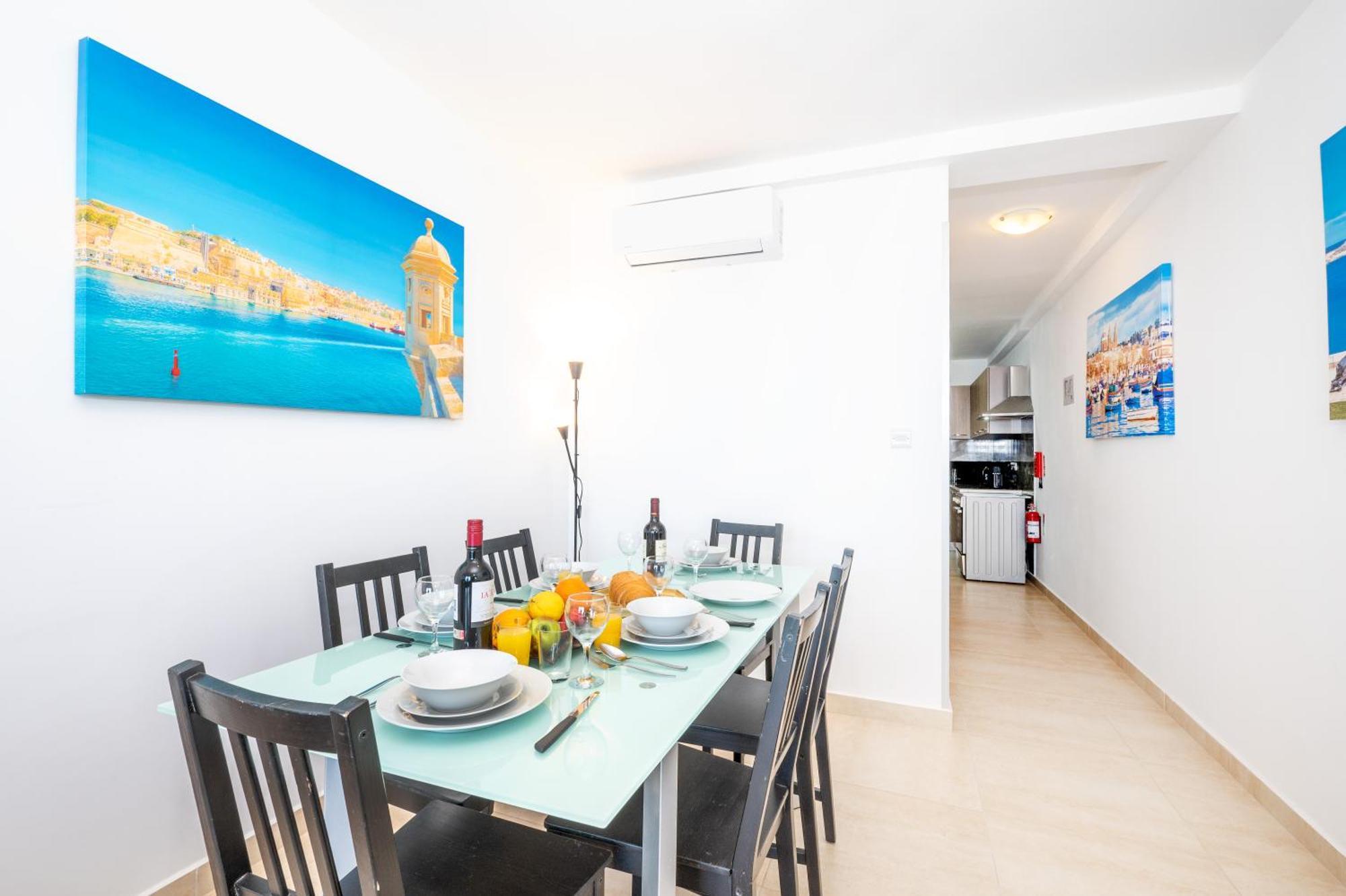 Islet Promenade Seafront Family Apartment With 2 Balconies By Getawaysmalta セント・ポールズ・ベイ エクステリア 写真