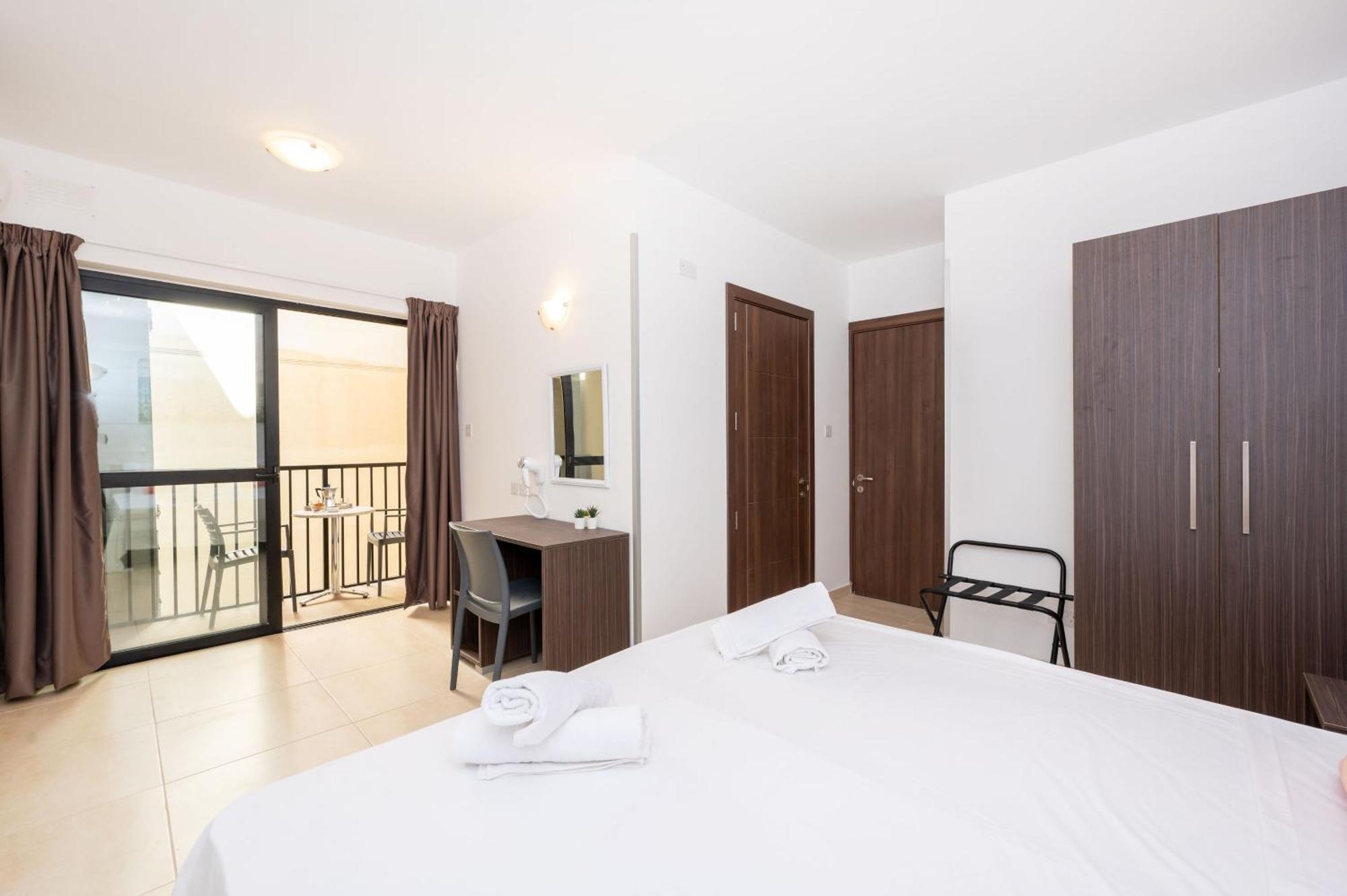 Islet Promenade Seafront Family Apartment With 2 Balconies By Getawaysmalta セント・ポールズ・ベイ エクステリア 写真