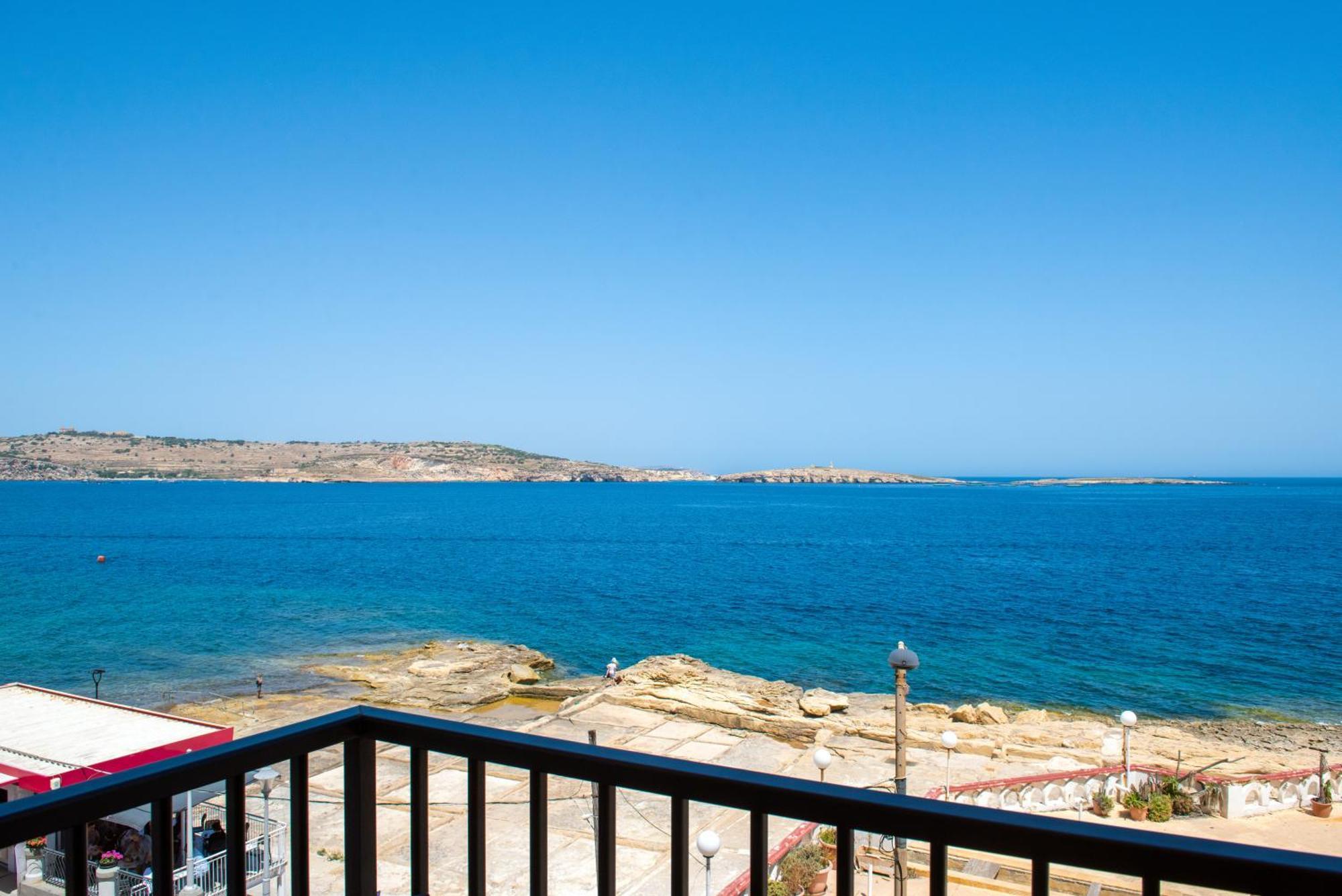 Islet Promenade Seafront Family Apartment With 2 Balconies By Getawaysmalta セント・ポールズ・ベイ エクステリア 写真